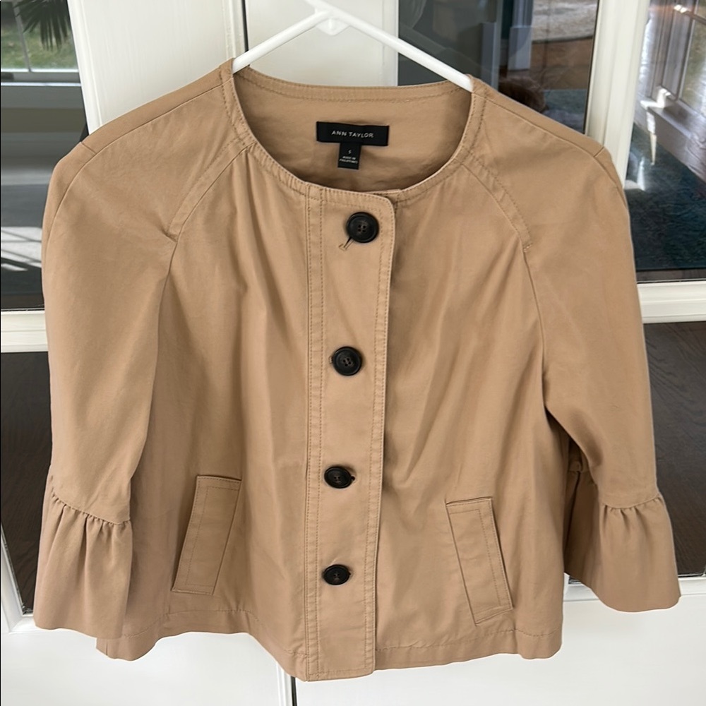 Ann Taylor Tan  cropped blazer with Structured Fit🌿